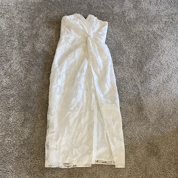 Dee Elly strapless dress w/ slit - Picture 3 of 5